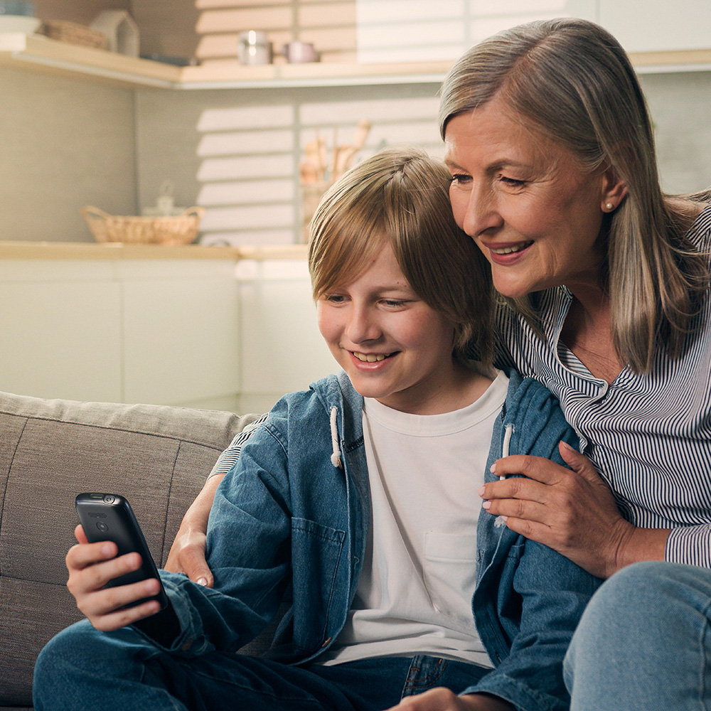 panasonic-mobilephone-KX-TF400-lifestyleimages-051