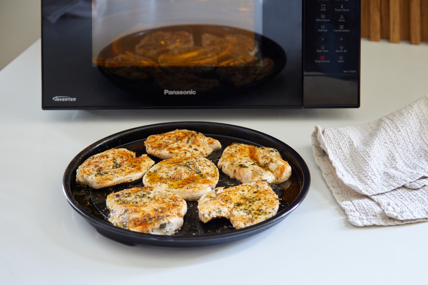 Panasonic_CD5-CT5_Air_Fryer_MWO_Grilled_Chicken_Breast_Yogurty_Cucumber_Salad_unlimited_global_3